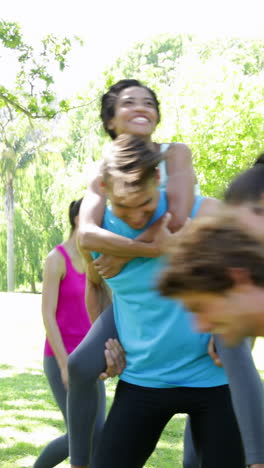 grupo de amigos que se divierten y se meten en el parque