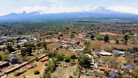 Pueblo-Rural-De-Kenia-Con-El-Kilimanjaro-Al-Fondo