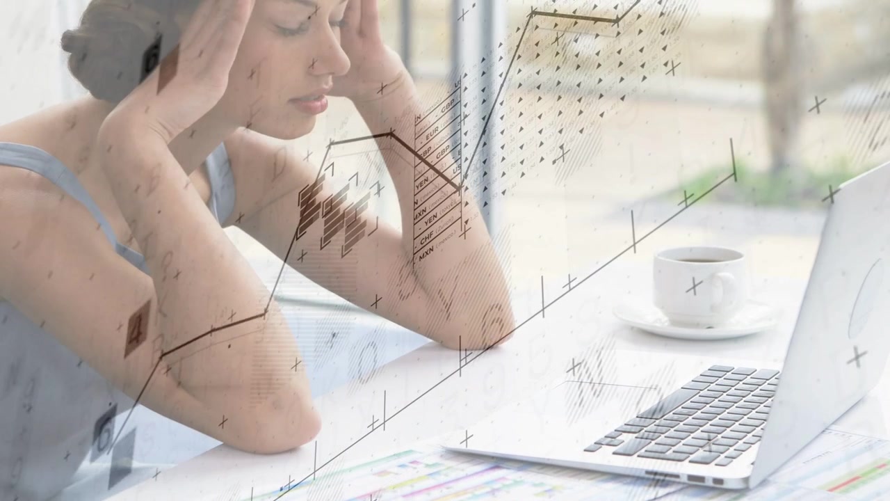 Mulher no laptop revisando gráficos, analisando dados, iniciando gráficos financeiros que se sobrepõem à janela.