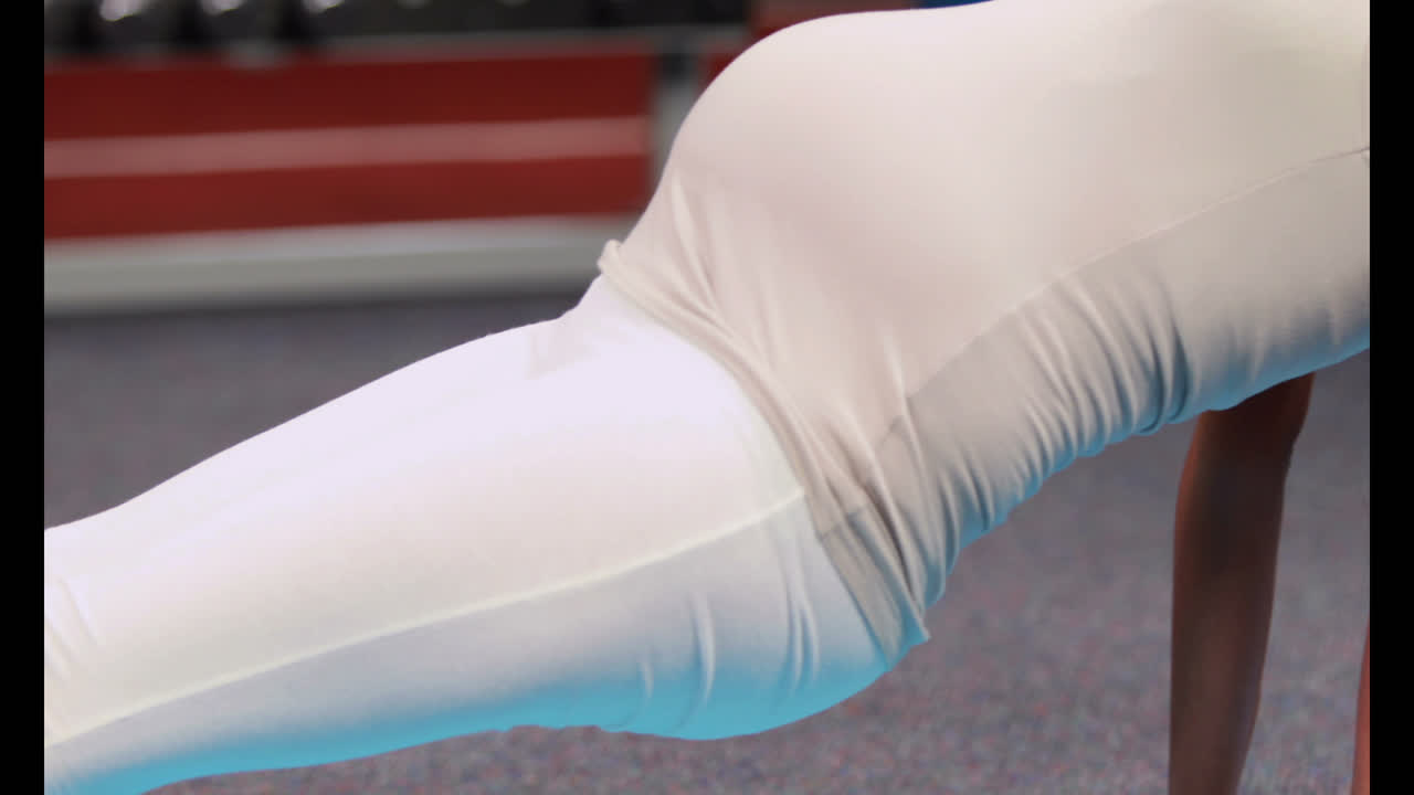 피트니스 스튜디오 에 있는 임신 한 여자