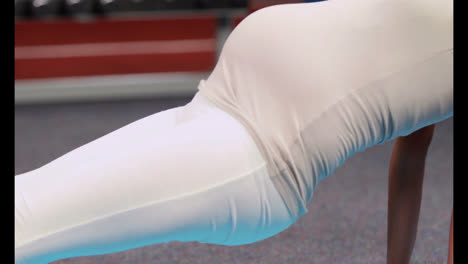 mujer embarazada en el gimnasio