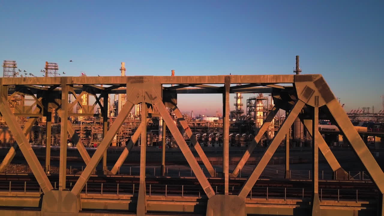 puente ferroviario de hierro para el tren de carga