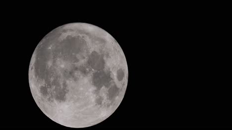 Luna-Llena-En-El-Cielo-Nocturno.