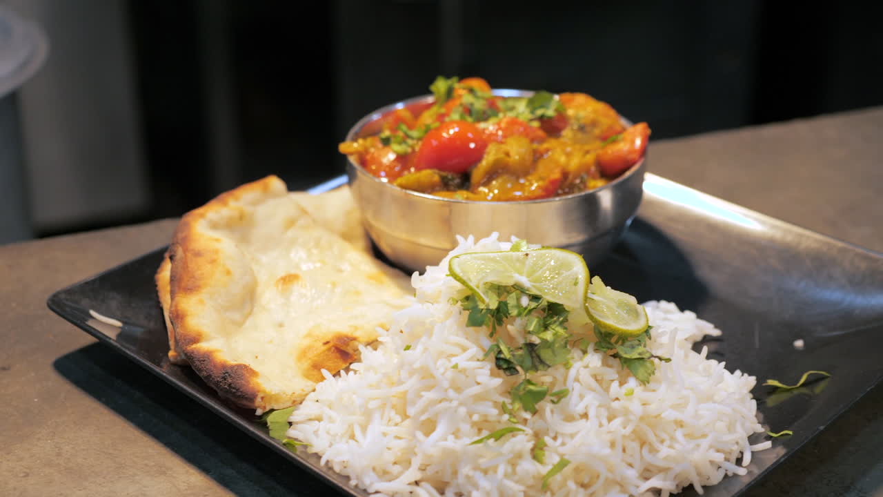 jal frezi tradicional plateado con arroz y naan, hd