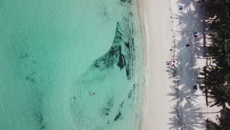 Strand-Mit-Türkisfarbenem-Wasser-In-Thailand