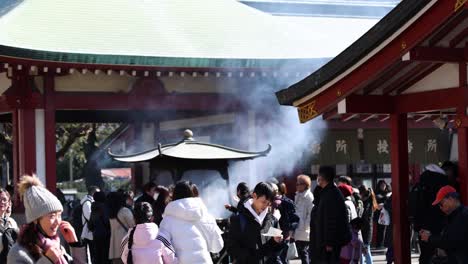 los adoradores participan en una ceremonia tradicional japonesa