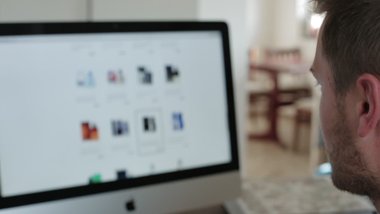 hombre que trabaja en el equipo