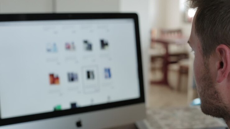 hombre que trabaja en el equipo