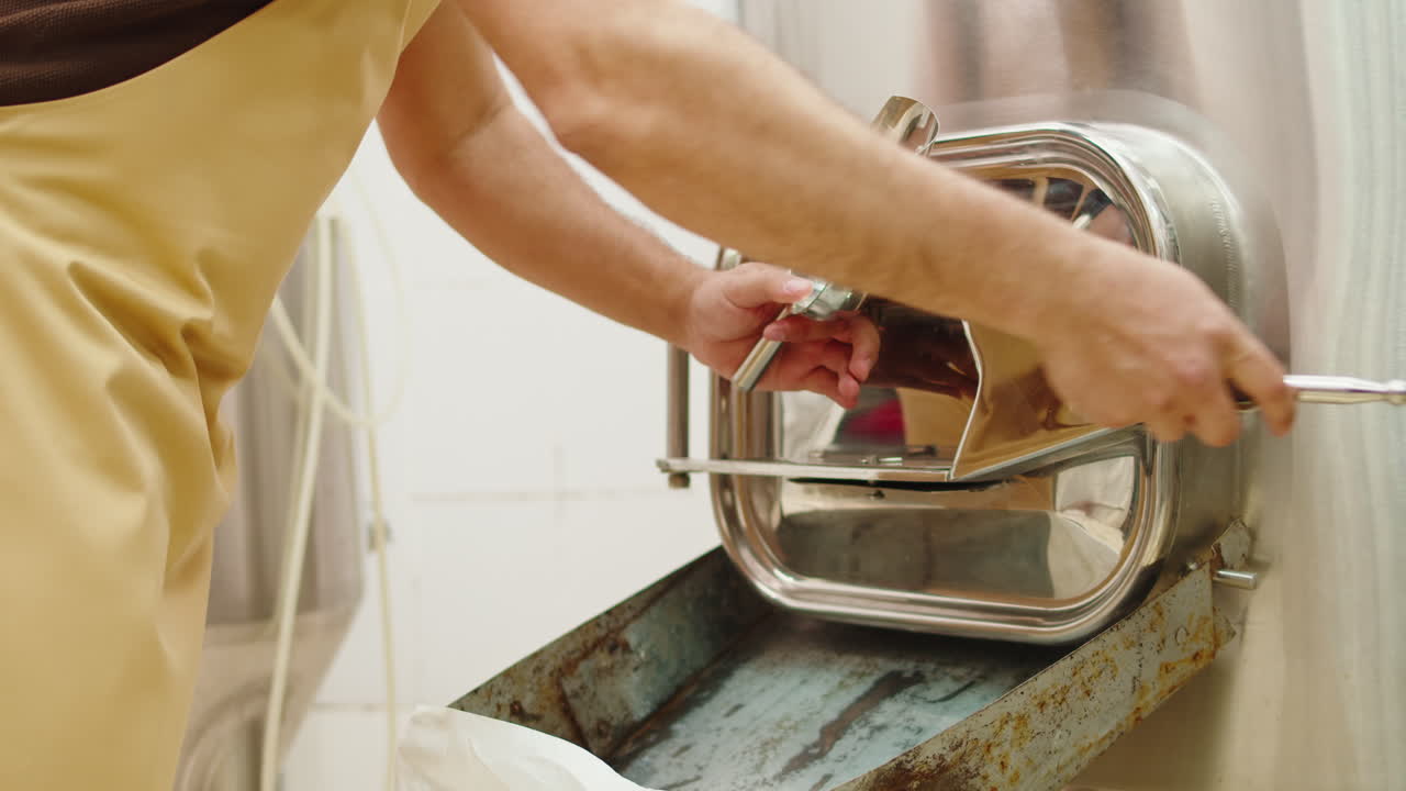 рабочий загрузка оборудования в пивоварне