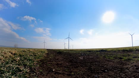 Bewegungszeitraffer-Von-Windkraftanlagen-Auf-Dem-Feld-An-Einem-Sonnigen-Tag