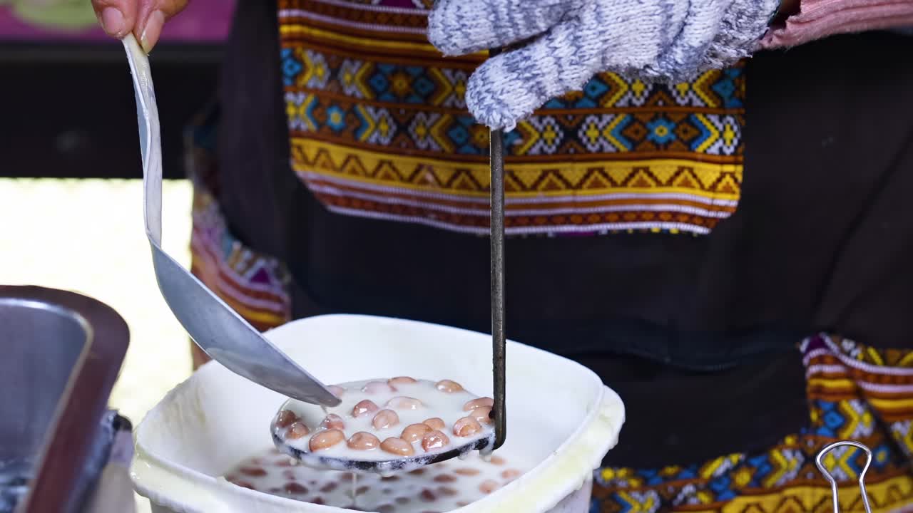 판매자는 방 시장에서 전통적인 쿠키를 준비합니다.