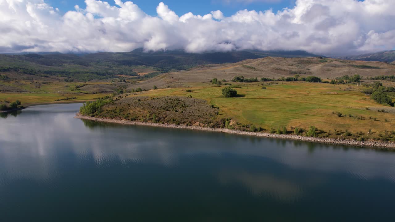 vista aérea hermoso paisaje de colorado estados unidos en la temporada de primavera, lago y campos verdes, disparo de dron