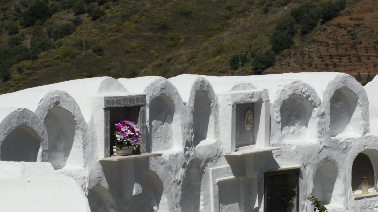 사야롱가 (sayalonga) 의 둥근 안달루시아 묘지 (andalusian cemetery) 에서 색으로 은 무덤과 무덤이 있습니다.