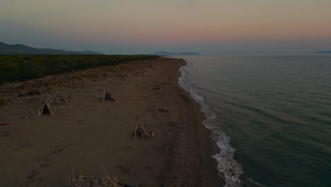 Fliegen-über-Den-Maremma-nationalparkstrand-Mit-Panoramischem-Abendsonnenunterganghimmel-In-Der-Toskana,-Italien