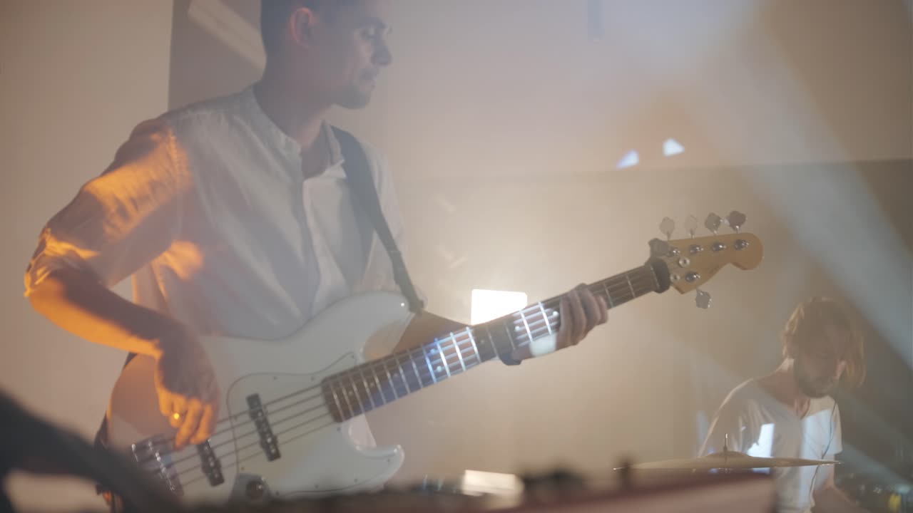 Pertunjukan Band Langsung dengan Penyanyi, Pemain Bass, Pianis, Drummer, dan Gitaris