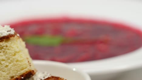plato de borscht y pastel