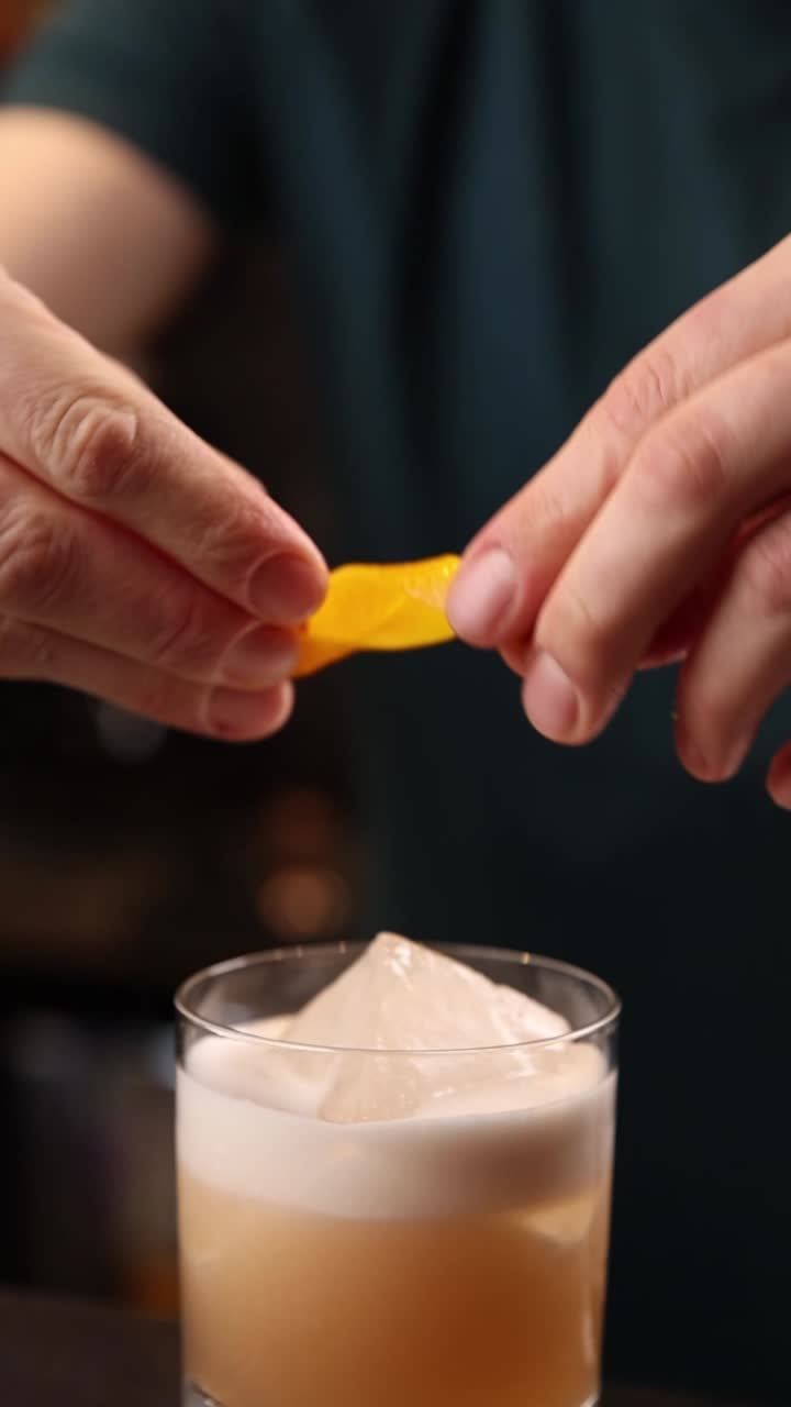 Enfeitando um coquetel Whiskey Sour