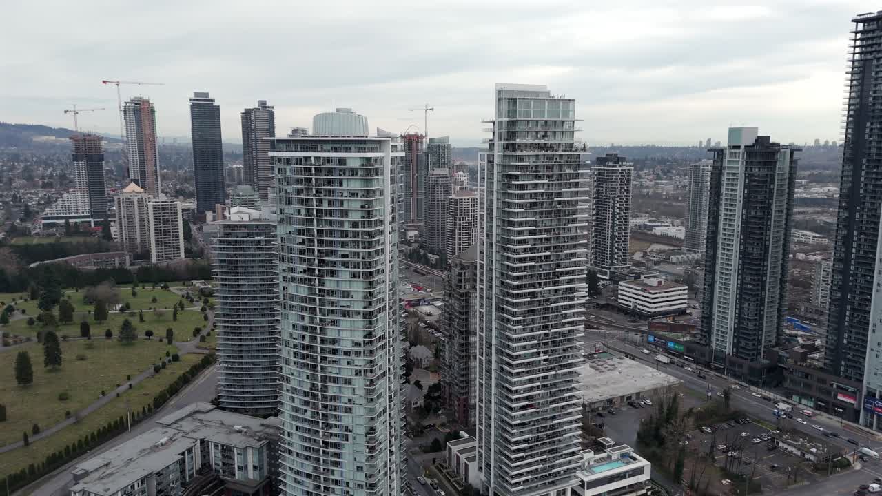 Grattacieli di Gilmore Place a Burnaby, Columbia Britannica, Canada. Ripresa aerea con drone.