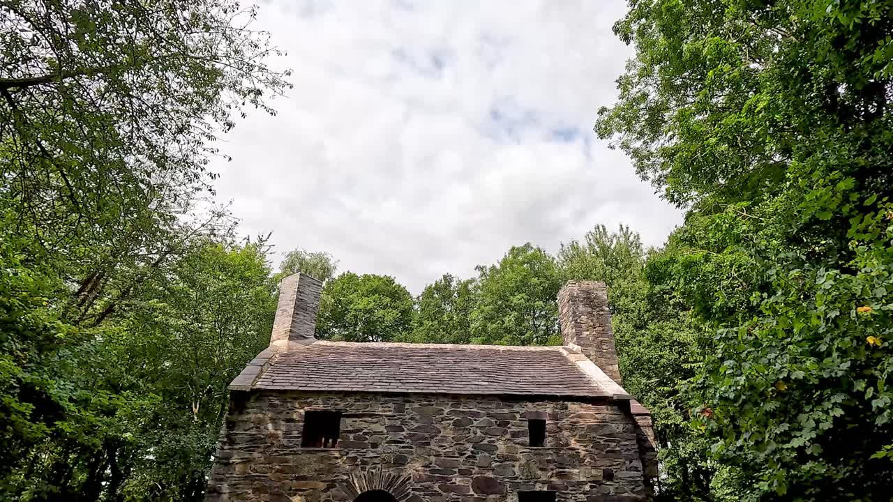 울창한 초록색으로 둘러싸인 돌집