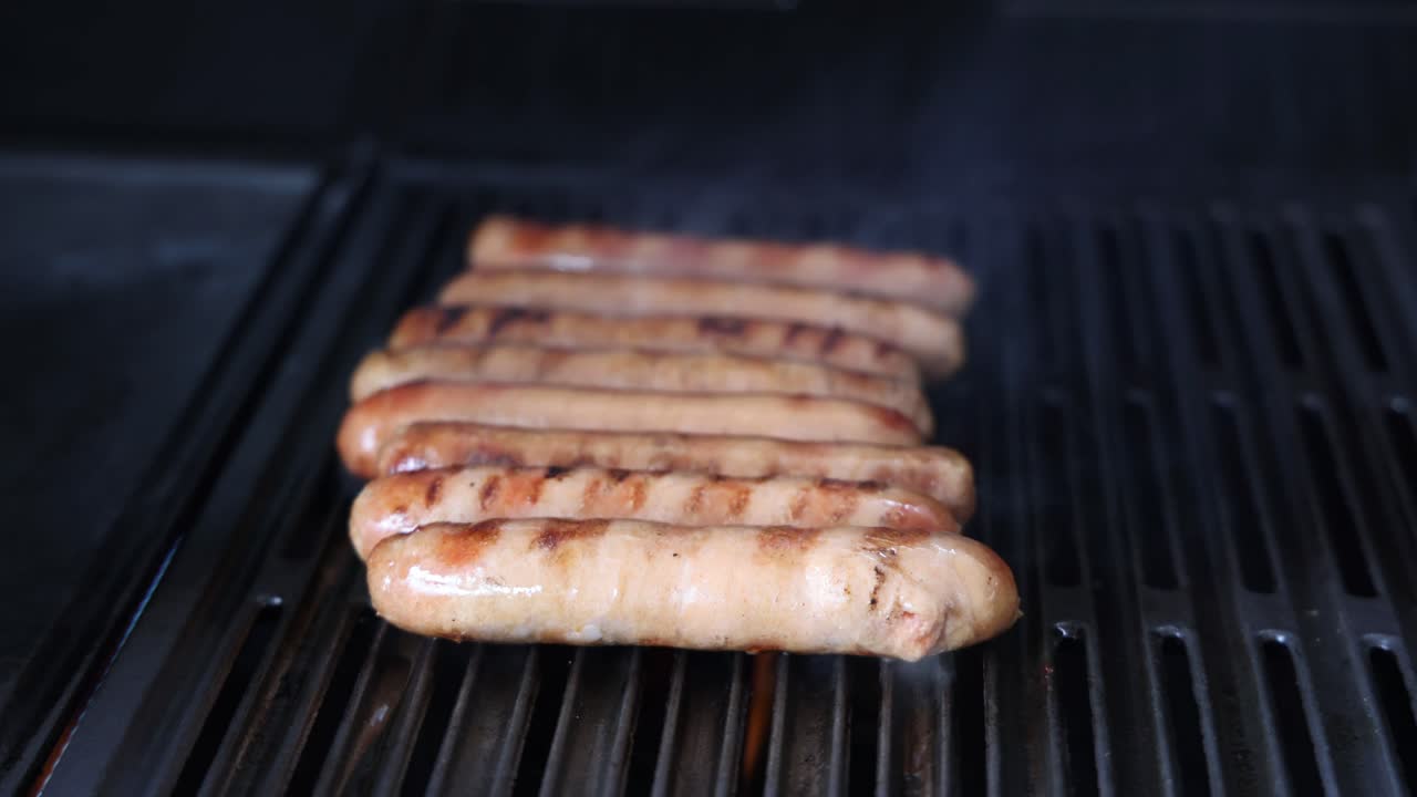 salchichas cocinadas uniformemente en una parrilla caliente