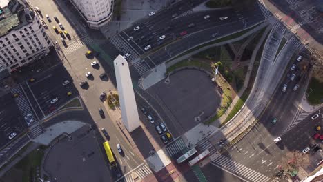 Luftneigung-Nach-Unten-Aufsteigend-über-Der-Spitze-Des-Obelisk-Denkmals-In-Der-Stadt-Buenos-Aires