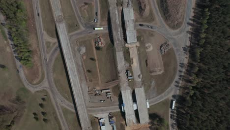 imágenes aéreas de la construcción de carreteras en letonia