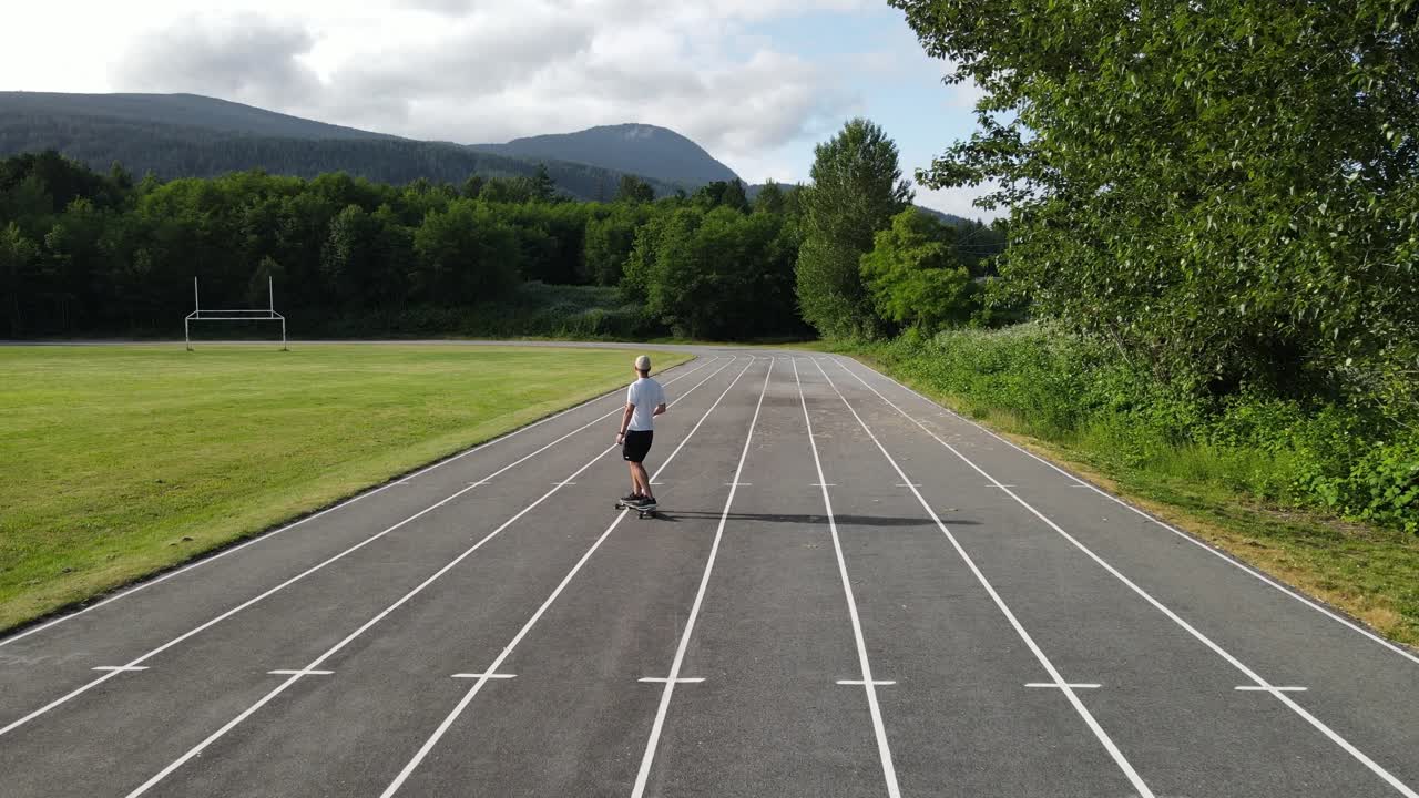 스케이팅하는 젊은이의 광각 추적  ⁇