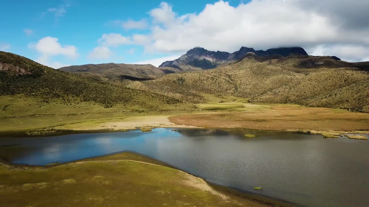 laguna en un valle de montaña con cielos nublados en cotopaxi ecuador