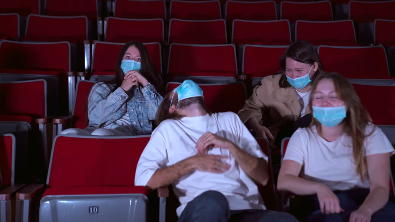 팬데 기간 동안 영화관 관객