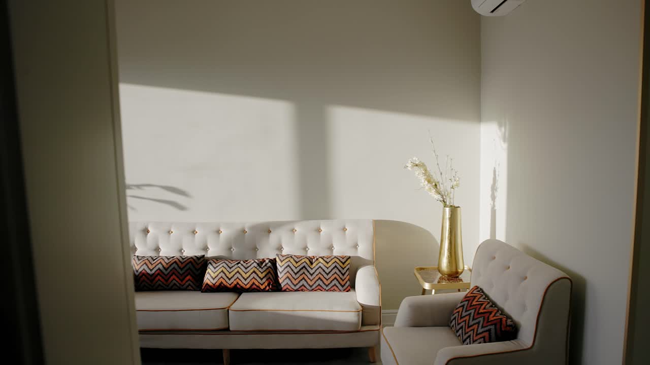 세련된 장식과 편안한 소파가 있는 햇살 가득한 빌라 인테리어