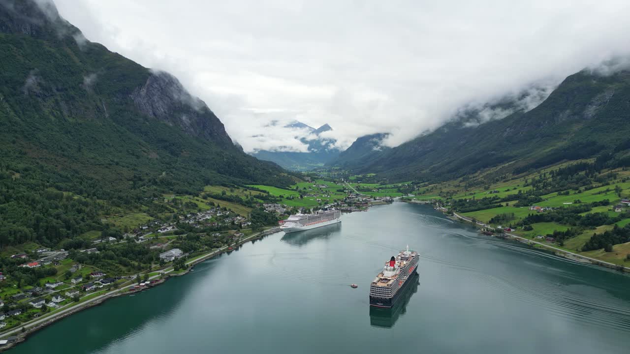 노르드피오르드, 베스트랜드, 노르웨이, 스칸디나비아의 올덴 빌리지에 정박한 크루즈 선박 - 공중 순환