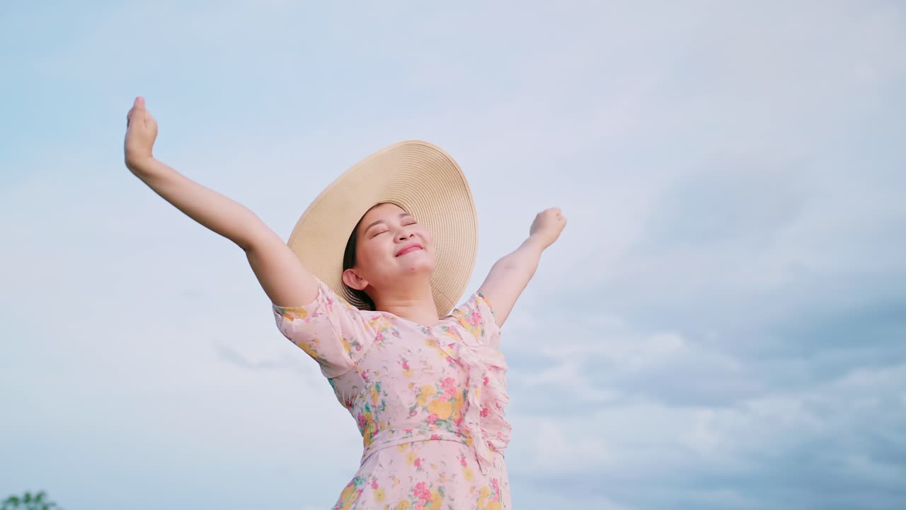 스트레칭과 함께 편안한 모자에 아름 다운 아시아 여자의 초상화