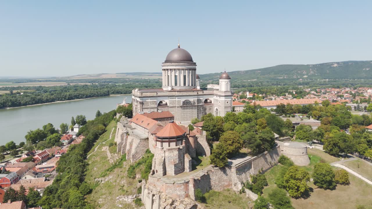 Drone che riprende la basilica e la fortezza di Esztergom che si affacciano sul fiume Danubio in Ungheria