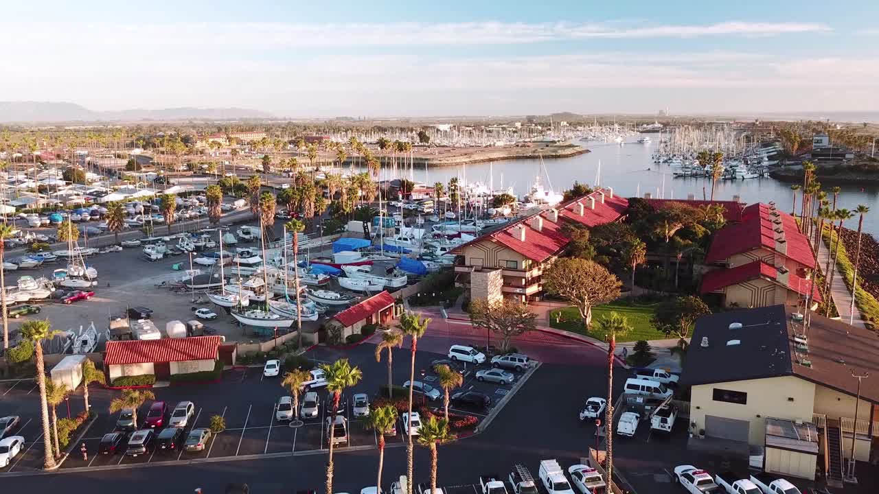 교외 남부 캘리포니아의 무분별한 항구와 벤츄라 캘리포니아 근처의 콘도 상공