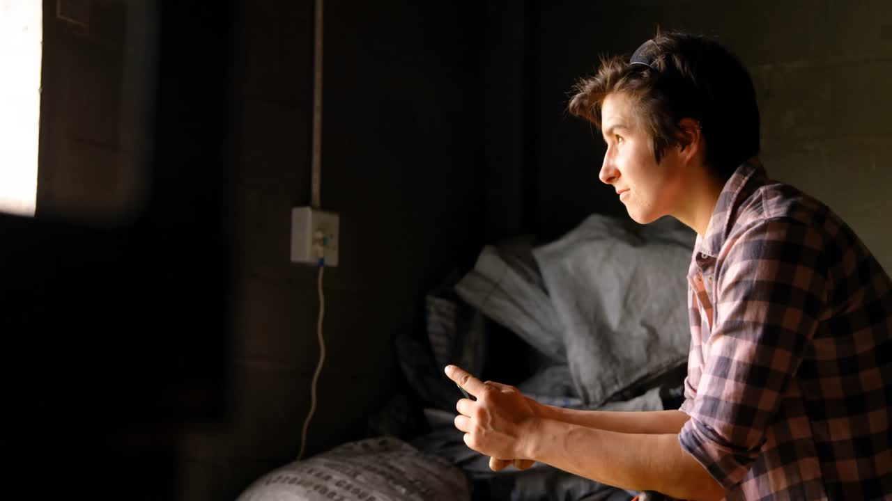 metalúrgico usando el teléfono móvil en la fábrica 4k