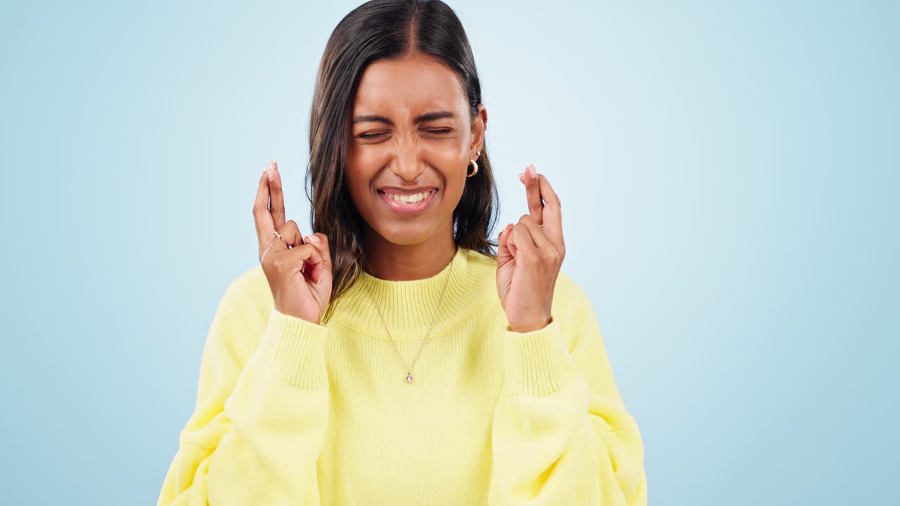 desejo, esperança e dedos cruzados com a mulher