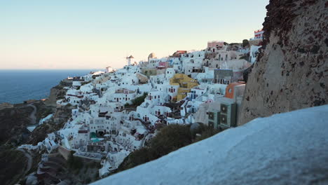 Traditionelle-Weiße-Terrassenvillen-Santorini,-Griechenland---Reisekonzept