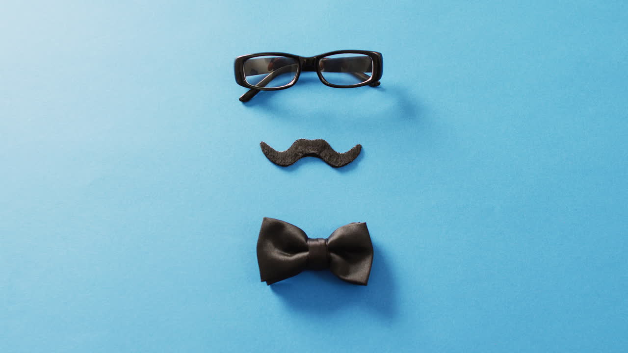 복사 공간과 함께 파란색 배경에 가짜 수염, 검은 안경 및 검은 타이의 비디오