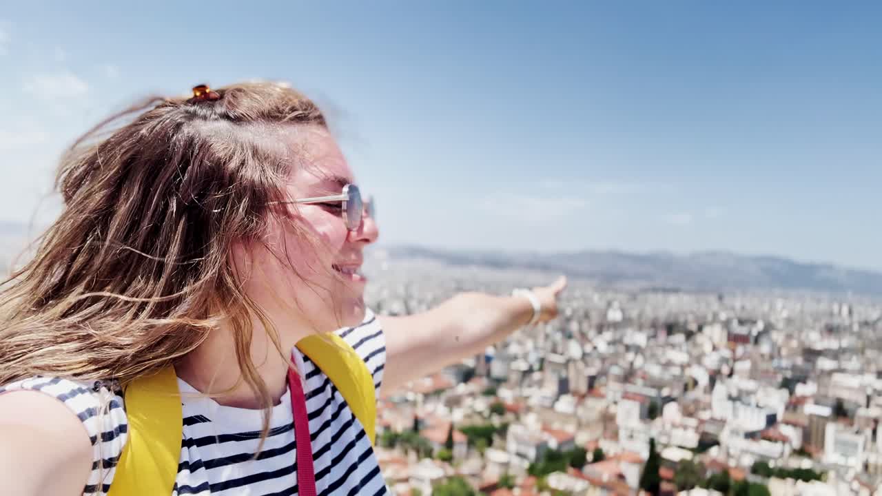 Giovane donna che si scatta un selfie in viaggio ad Atene, Grecia.
