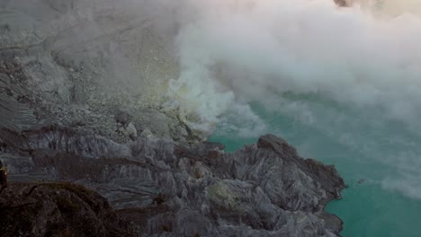 Sulphur-smoke-being-emitted-at-the-aqua-lake,-Ijen,-East-Java