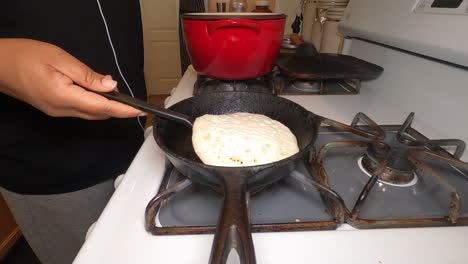 Einen-Pfannkuchen-In-Der-Pfanne-Mit-Einem-Geschlitzten-Pfannenwender-Wenden---Nahaufnahme