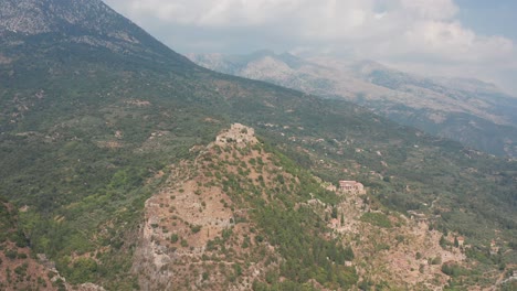 acrópolis y castillo de mystras en la cima de la colina, grecia