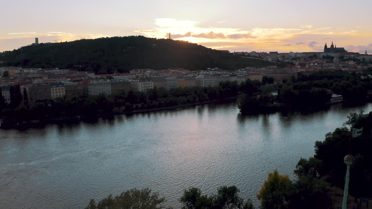Serena ripresa aerea al crepuscolo, panoramica sul fiume Moldava, Praga, Repubblica Ceca