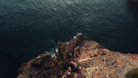 Formación-Rocosa-De-Arriba-Hacia-Abajo-Con-Océano-Atlántico-Azul-Deeo,-Algarve