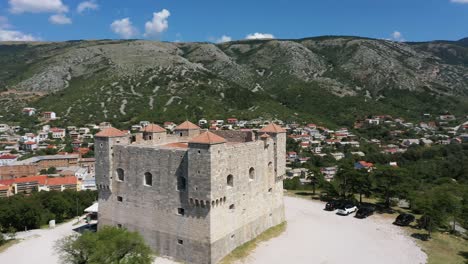 Fortaleza-De-Nehaj-En-La-Colina-Con-La-Ciudad-De-Senj,-La-Montaña-Y-El-Paisaje-Del-Mar-Adriático-Durante-El-Día-En-Croacia