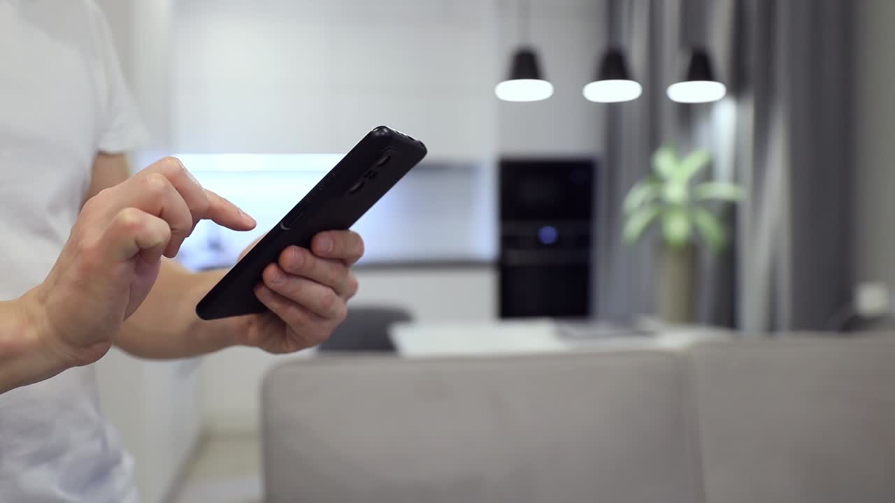 hombre con manos con teléfono inteligente de cerca. comunicación a través de aplicación para la venta en la tienda. redes sociales.