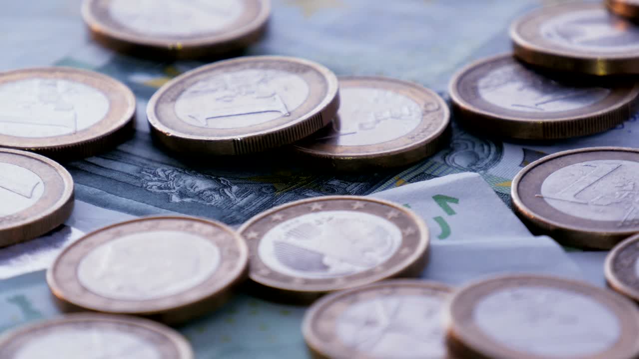 monedas y billetes de euro. disparo de rotación en bucle.