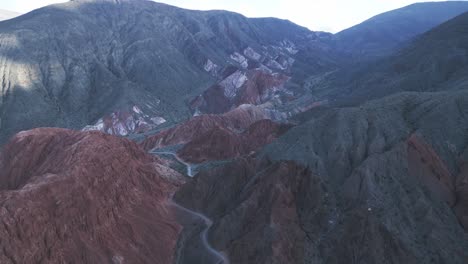 drone aéreo vuela sobre purmamarca, jujuy, cerros de siete colores, ruta de la cordillera geológica en argentina, sudamérica natural