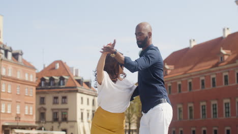 Gemischtrassiges-Paar-Tanzt-Salsa-In-Der-Altstadtstraße-1