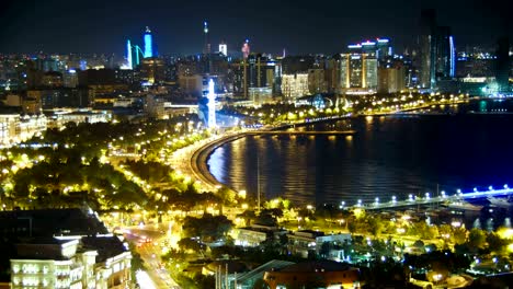 vista superior de una gran ciudad junto al mar por la noche. baku, azerbaiyán. lapso de tiempo